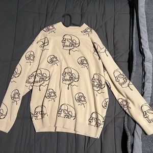 Sweater with skulls